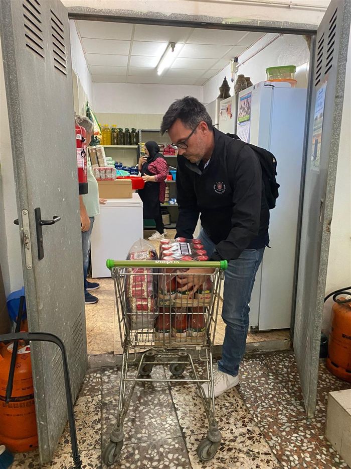 Alejandro Gris entregando alimentos en el comedor social